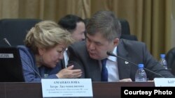 "Халық денсаулығы мен денсаулық сақтау жүйесі туралы" кодекске өзгерістер енгізу жөніндегі парламенттегі жұмыс тобының жетекшісі, мәжіліс депутаты Зәуреш Аманжолова (сол жақта) мен денсаулық сақтау министрі Елжан Біртанов. Нұр-Сұлтан, 23 желтоқсан 2019 жыл.