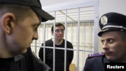 Юрій Луценко в залі суду, 27 лютого 2012 року