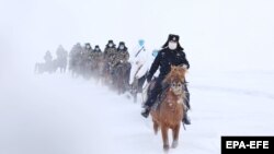 Пограничные органы осуществляют поездку по горным пограничным районам для информирования жителей о COVID-19, провинция Синьцзян, Китай, 19 февраля 2020 года 