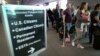 Pasagerii așteaptă la coada pentru ghișeele de control automatizat al pașapoartelor pe Aeroportul Internațional Miami, 4 martie 2015.