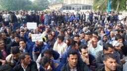 Haft-Tappeh workers protesting in Shush, November 19.