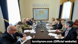 Турчинов зустрівся з президентом Парламентської асамблеї НАТО