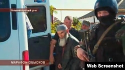 Кадр из видео, снятого во время обыска в доме председателя Нижнегорского меджлиса Мустафы Салмана. 5 сентября 2014 года