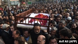 Pakistani mourners carry the coffin of lawyer and rights advocate Asma Jahangir during her funeral in Lahore on February 13.