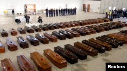 Гробы жертв катастрофы у итальянского острова Лампедуза, произошедшей 3 октября 2013 года