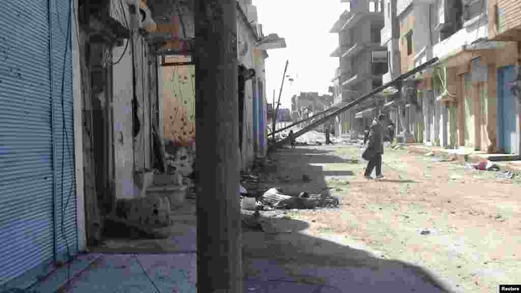 Последствия обстрела военных в Хомсе.