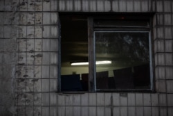Випрана постільна білизна у вікні одного з корпусів лікарні