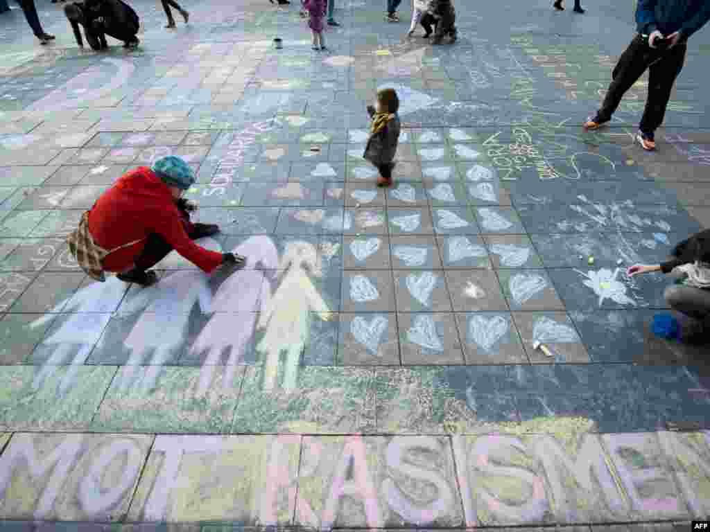 Швэцыя. Удзельнікі дэманстрацыі пратэсту супраць расізму размалявалі крэйдай цэнтральны пляц у Стакгольме.