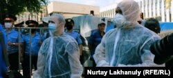 Наразылық митингісіне келген жұртты полиция бөгеген Абай ескерткіші маңында тұрған арнайы қорғаныш киіміндегі адамдар. Алматы, 6 маусым 2020 жыл.
