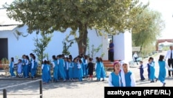 Школьницы села Фердауси перед зданием учебного заведения. 14 сентября 2017 года.