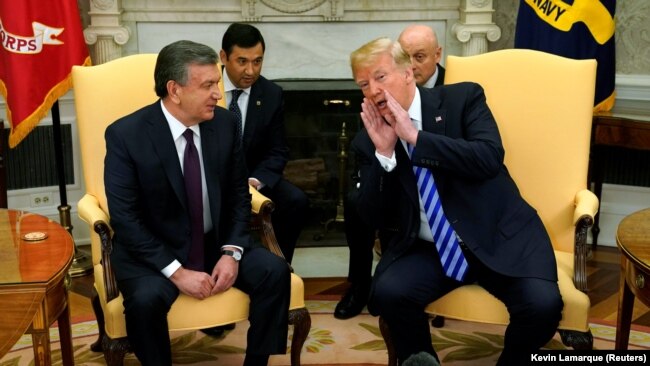 Президент США Дональд Трамп (справа) принимает в Белом доме президента Узбекистана Шавката Мирзияева. Вашингтон, 16 мая 2018 года.