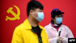 Луѓе со маски, Вухан, април 2020