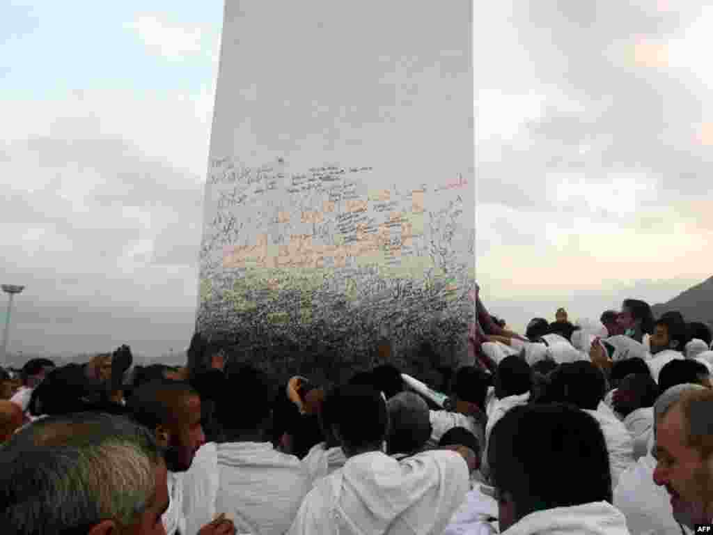 After a day of supplication, the pilgrims arrive at Mount Arafat, southeast of Mecca.