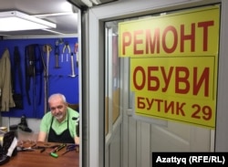 Вячеслав Тардужманян, занимающийся ремонтом обуви в одном из торговых домов. Нур-Султан, 5 мая 2020 года.