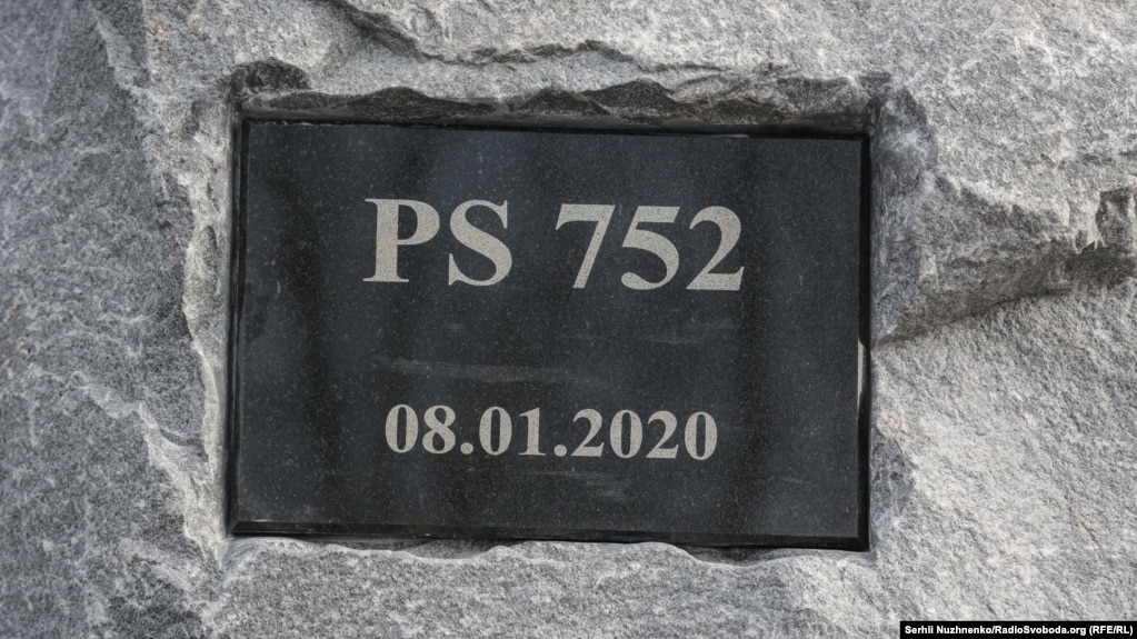 سنگ بنای یادبود قربانیان هواپیمای در فرودگاه کی‌یف؛ پرواز شماره ۷۵۲ هواپیمایی بین‌المللی اوکراین، صبح روز ۱۸ دی ۱۳۹۸ با شلیک پدافند هوایی سپاه پاسداران سرنگون شد و ۱۷۶ سرنشین آن کشته شدند.
