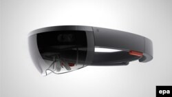 Microsoft-un təqdim etdiyi HoloLens 