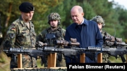 Olaf Scholz német kancellár látogatása a német hadsereg bergeni bázisán 2022. október 17-én