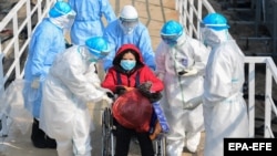 Транспортировка больной коронавирусом девушки в Китае 4 февраля этого года