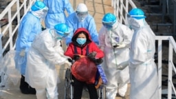Транспортировка больной коронавирусом девушки в Китае 4 февраля этого года