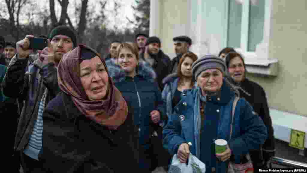 Qırımtatar milliy areketiniñ faali Enver Muslâdinovnıñ ömür arqadaşı Fera &laquo;Veciye Kaşka davası&raquo; mabüsleriniñ tuvğanlarını mahkeme binası ögünde ağlap qarşılay 