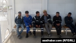 Dürli işlerde zähmet çekýän işçiler (Illýustrasiýa suraty)