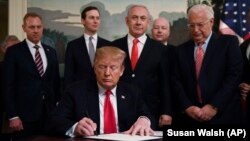 Presidenti Donald Trump duke nënshkruar vendimin për të njohur sovranitetin e Izraelit mbi Rrafshnaltën e Golanit. 25 mars, 2019.