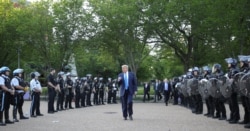 Presidenti Donald Trump kalon pranë zyrtarëve policorë që janë vendosur në afërsi të Shtëpisë së Bardhë.