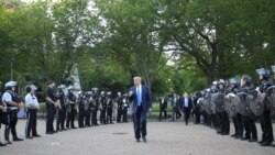 Američki predsednik Donald Trump šeta između policijaca u parku Lafaiette preko puta Bele kuće. 2. jun 2020.