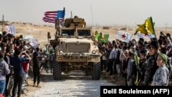 Курды вітаюць амерыканскіх вайскоўцаў у ваколіцах гораду Эль-Хасака на паўночным усходзе Сырыі