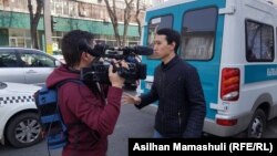 Азаттық тілшілерінің жұмысына кедергі келтіріп тұрған адамдардың бірі. Алматы, 22 наурыз 2020 жыл.