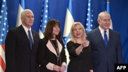 Вице-президент США Майк Пенс (cлева), его жена Карен Пенс, премьер-министр Израиля Биньямин Нетаньяху и его жена Сара Нетаньяху.
