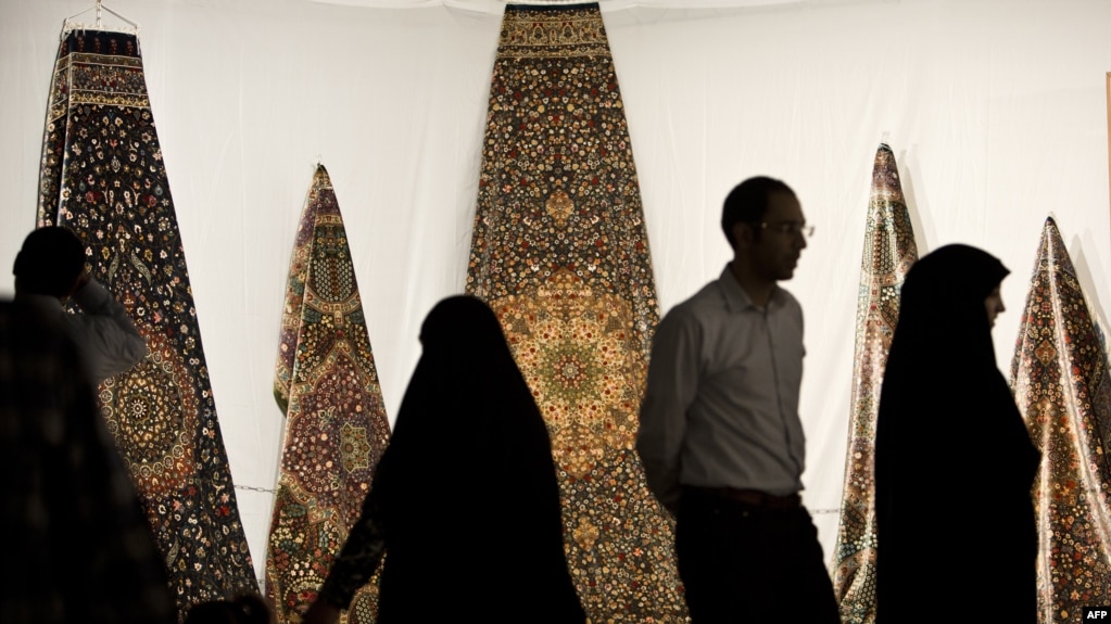 Iran -- People visit Iran's international hand-woven carpet exhibition in Tehran, September 29, 2013