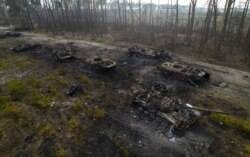 Vehicule blindate rusești distruse la periferia Kievului, Ucraina, 31 martie 2022.