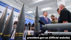 Президент України Петро Порошенко під час відкриття виробничої лінії з виготовлення артилерійських снарядів великих калібрів на ДАХК «Артем» Державного концерну «Укроборонпром», 9 серпня 2018 року