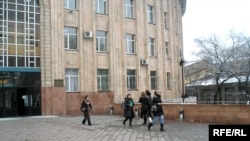 Абай атындағы ұлттық университет алдында жүрген студенттер. Алматы, 5 ақпан 2009 жыл. (Көрнекі сурет).