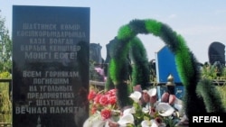 Памятник горнякам, погибшим на шахтах города Шахтинска. Карагандинская область, 1 июля 2009 года. 