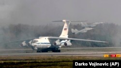 ფოტო არქივიდან: რუსული სამხედრო-სატრანსპორტო თვითმფრინავი "ილ-76" ბელგრადის სამხედრო აეროდრომზე