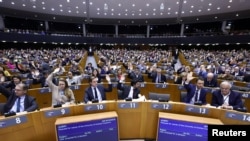 Kézfelemeléssel, elsöprő többséggel vonták meg az EP képviselői két társuk mentelmi jogát Brüsszelben 2023. február 2-án