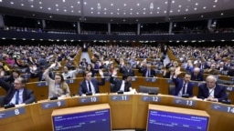 Kézfelemeléssel, elsöprő többséggel vonták meg az EP képviselői két társuk mentelmi jogát Brüsszelben 2023. február 2-án