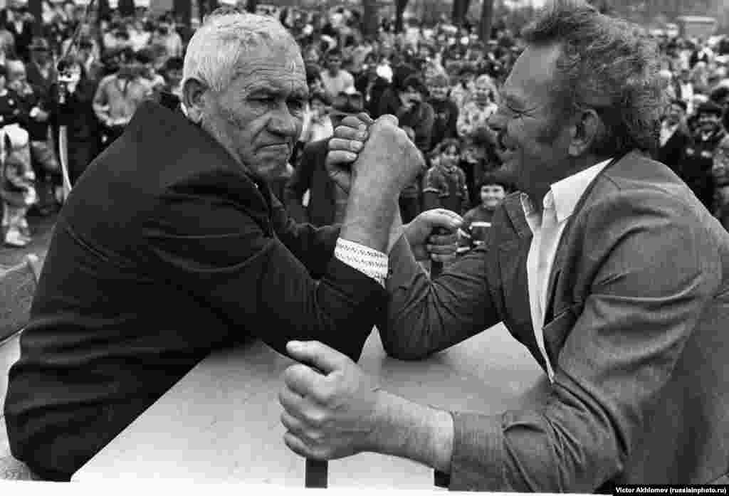 An arm-wrestling contest in the village of Ferzikovo in 1981.&nbsp;