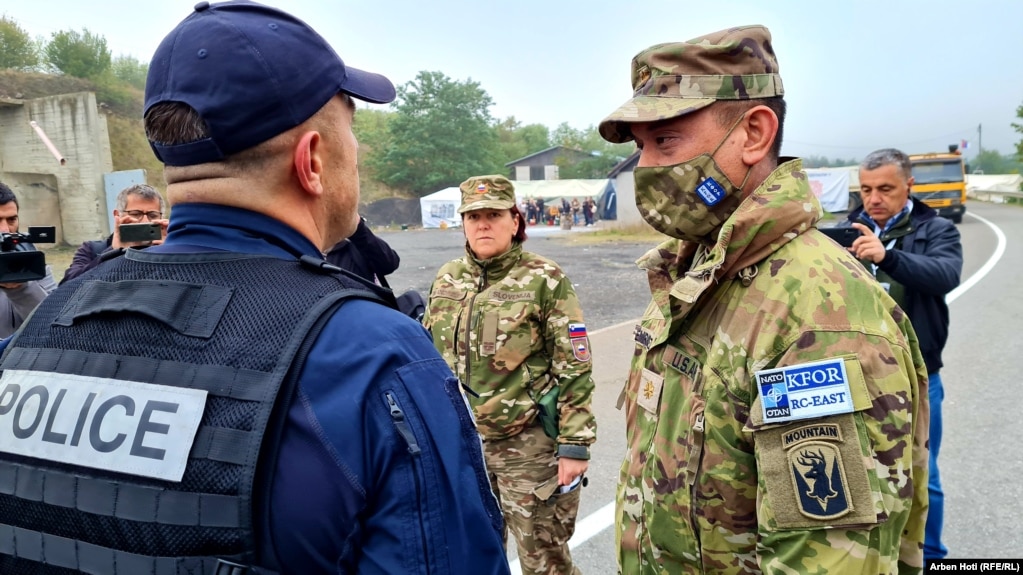 Pripadnik KFOR-a razgovara sa pripadnikom kosovske policije na Jarinju