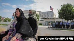 Кыргызстанга 1996-жылы келген оогандык качкындар АКШнын Бишкектеги элчилигинин алдында. 19-август, 2021-жыл