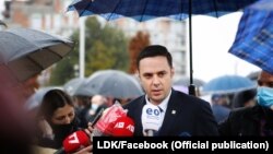 Kryetari i Lidhjes Demokratike të Kosovës, Lumir Abdixhiku gjatë një prononcimi për media. Foto nga arkivi. 