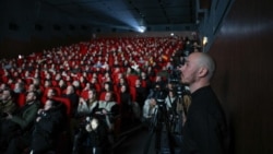 Автор фільму «Поверніть мені ім’я» Мар’ян Кушнір на тлі зали під час премʼєри 