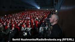 Автор фільму «Поверніть мені ім’я» Мар’ян Кушнір на тлі зали під час премʼєри 