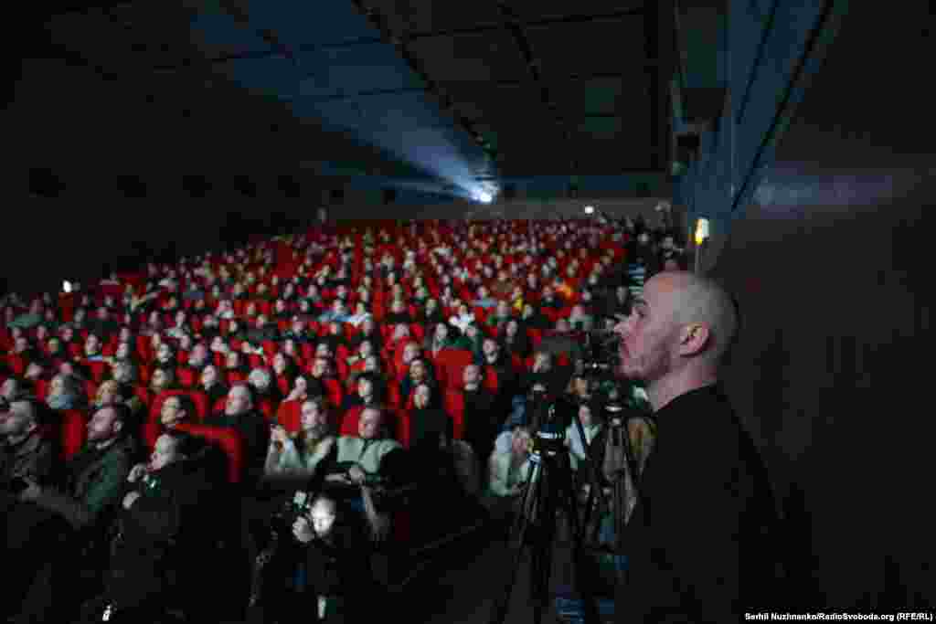 Автор документального фільму «Поверніть мені ім’я» та воєнкор Радіо Свобода Мар’ян Кушнір на тлі глядачів у кінотеатрі під час прем’єри