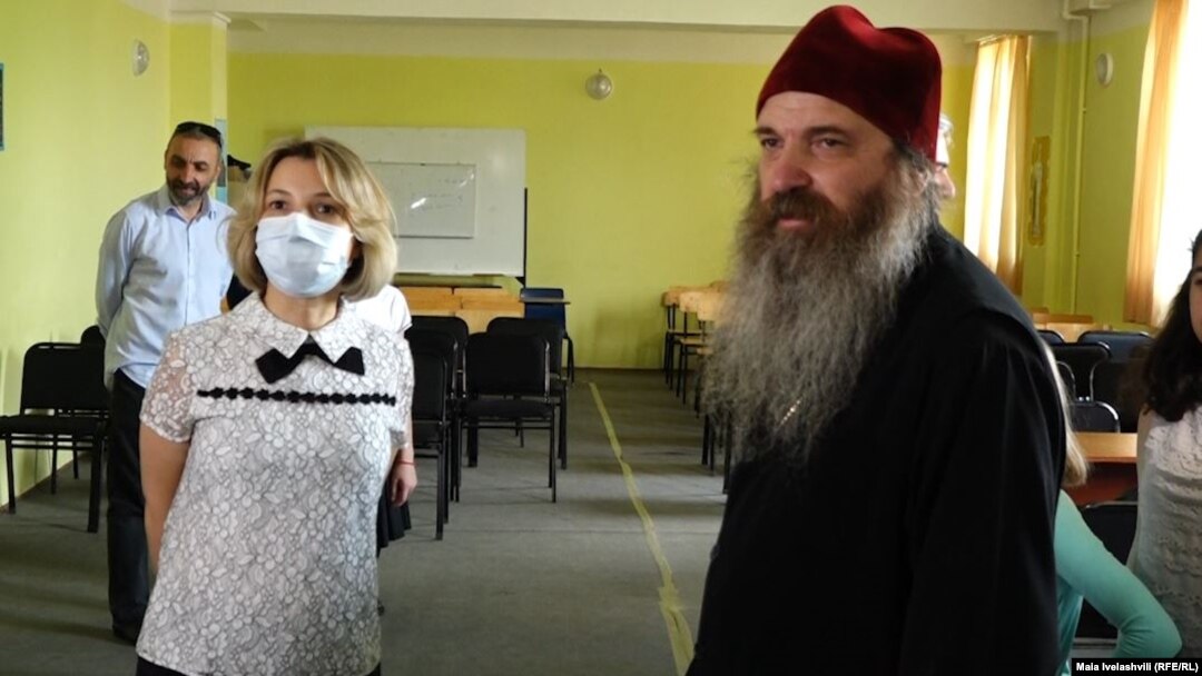 Нино Ломджария и епископ Иаков в Ниноцминдском пансионе