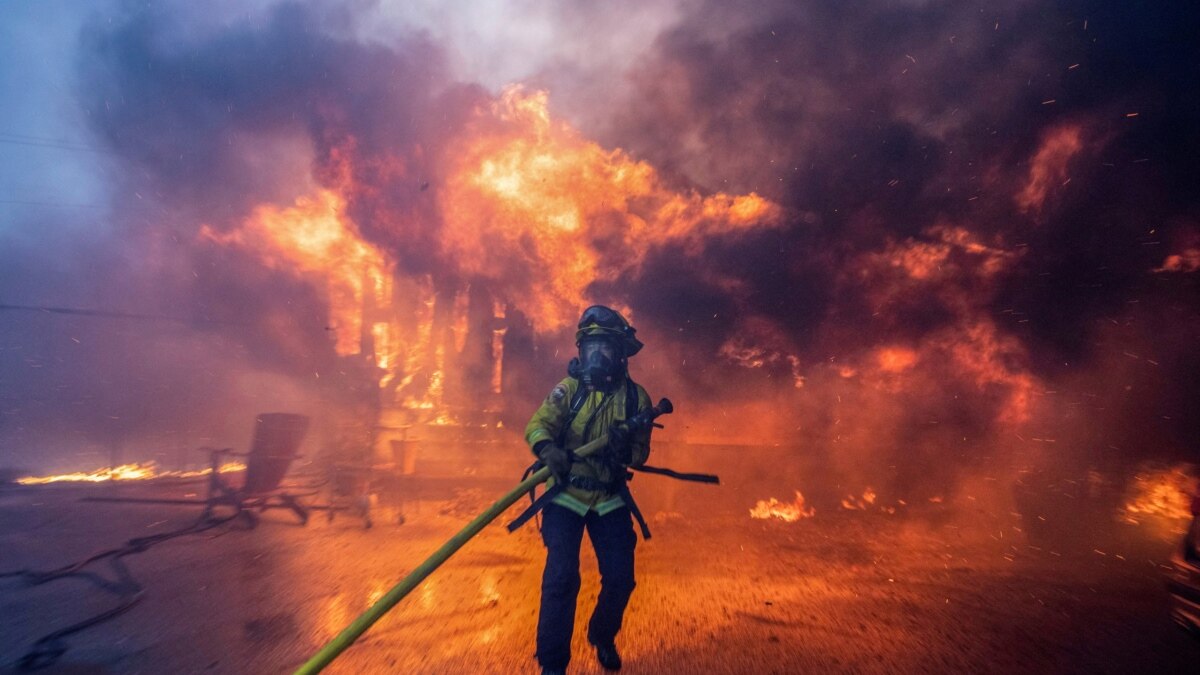 От една седмица насам голяма част от Лос Анджелис гори.