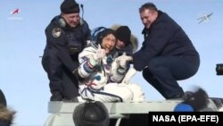 سويوز فضايي بېړۍ نن له نړيوال هوايي سټېشنه له درېو نورو ستورمزلیو سره په قزاقستان کې راکوزه شوه. ۲۰۲۰، ۰۶ فبرورۍ