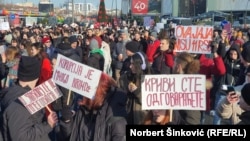 Studenti sa transparentima na protestu u Novom Sadu, 26. decembar 2024.